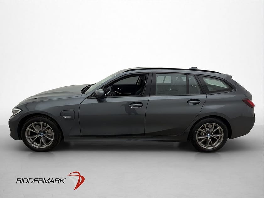 Bild 4 av BMW 330e xDrive Touring Sport line Cockpit HiFi Kamera Navi Drag
