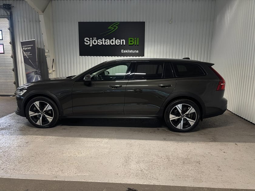 Bild 2 av Volvo V60 Cross Country B4 AWD Geartronic Adv SE GPS ACC Drag Värmare Helskinn