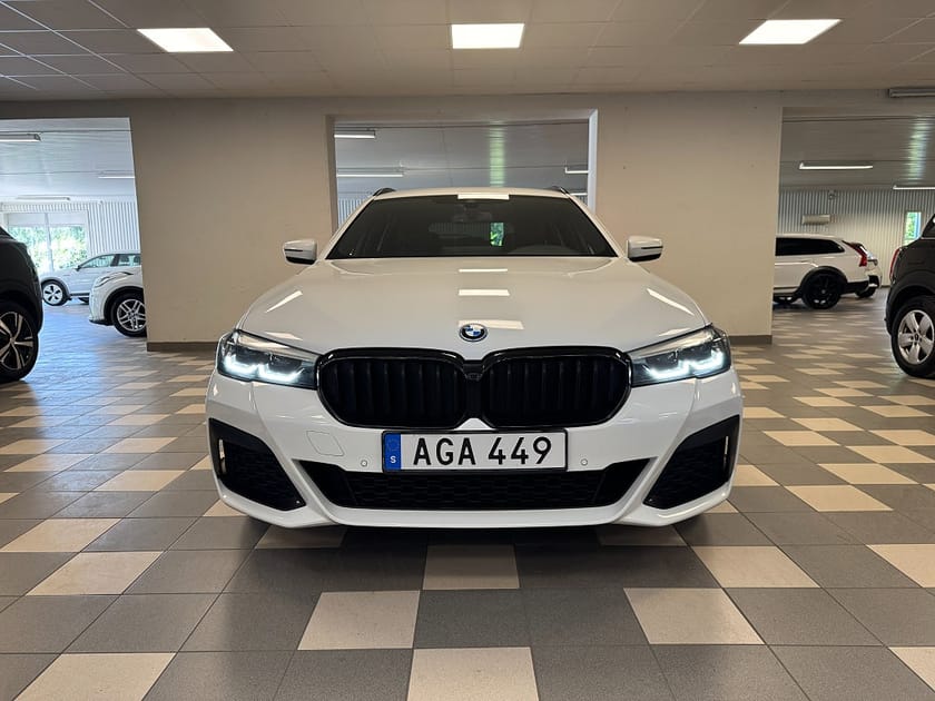 Bild 3 av BMW 530e xDrive Touring M Sport Navi Skinn B-Kamera CarPlay