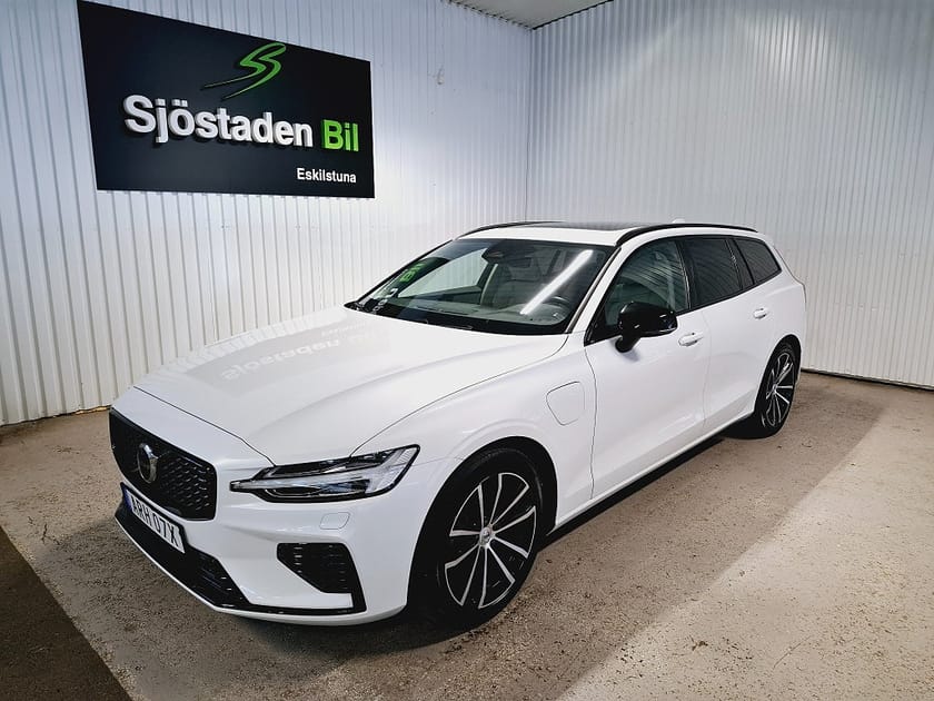Bild 1 av Volvo V60 T6 AWD R-Design 350 Plus Dark  Värm/Pano/H&K Drag