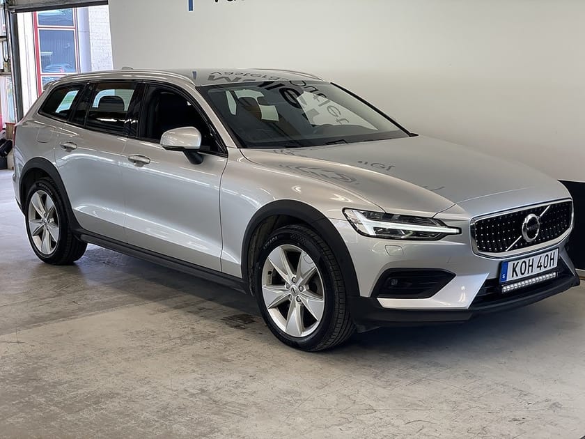 Bild 1 av Volvo V60 Cross Country D4 190hk Momentum Drag Värmare Gps