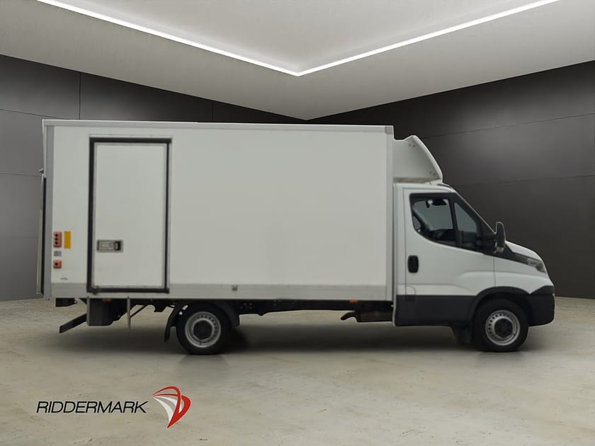 Bild 2 av Iveco Daily 35-140 Chassi Cab 2.3JTD BAKGAVELLYFT Ny-Kamrem Sidodörr Moms