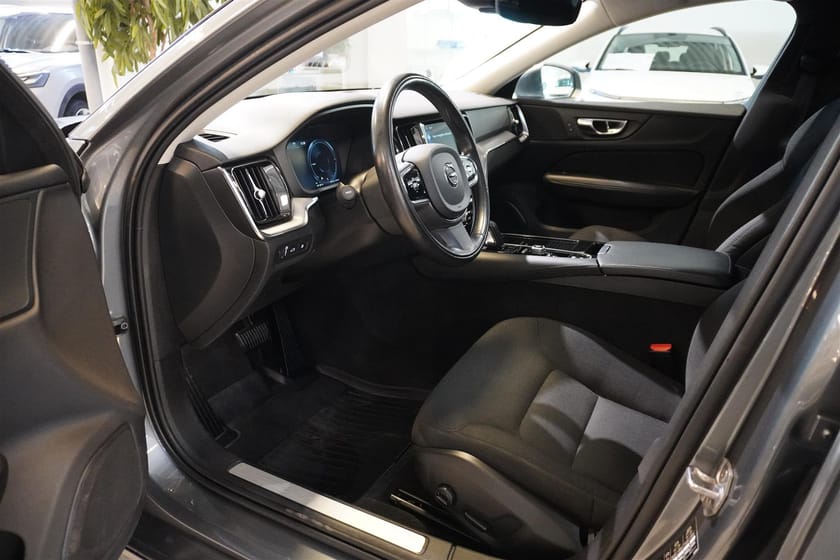 Bild 3 av Volvo V60 T6 Twin Engine Momentum Adv AWD Drag Tonade 340hk
