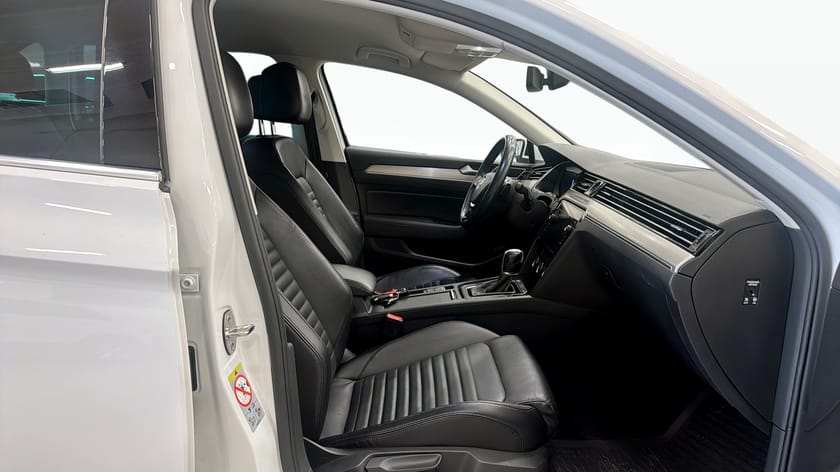 Bild 3 av Volkswagen Passat Sportscombi 2.0 TDI (190hk) R-LINE / EXECUTIVE / APPLE CARPLAY