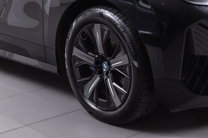 Bilde 3 av BMW iX xDrive40 FullyCharge-Sportspakke-Krok-Glasstak