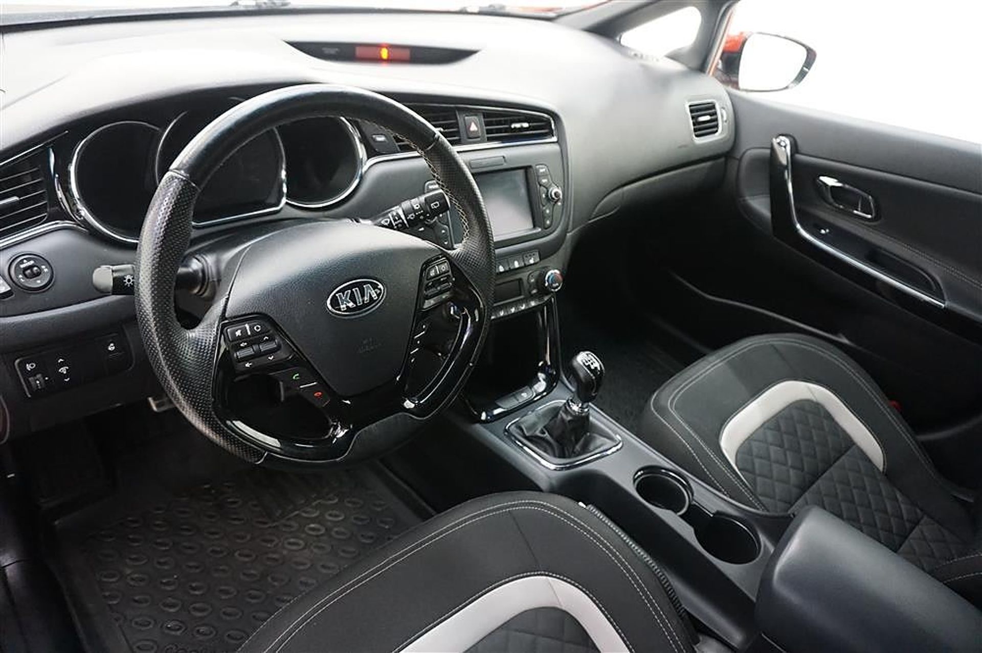 Kia Ceed 1.6 CRDi 2016, bild 6/8