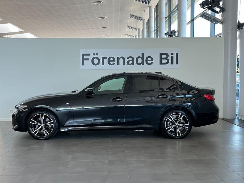 Bild 3 av BMW 330e Sedan M Sport Drag Park Assist HiFi Rattvärme Adpt Fart