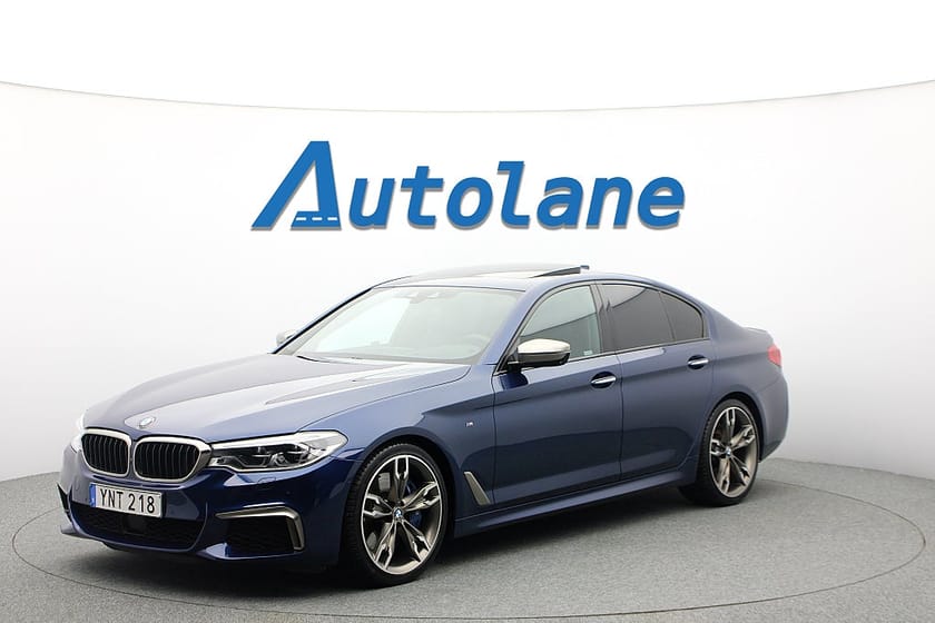 Bild 4 av BMW M550i xDrive Sedan Ultimate, B&W, Taklucka, Massage, HUD 462hk