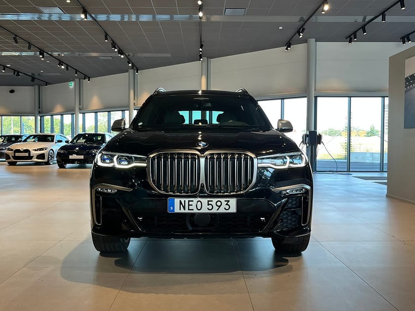 Bild 2 av BMW X7 M50d M Sport D/A Pro B&W Massage Pano Sky-Lounge Drag