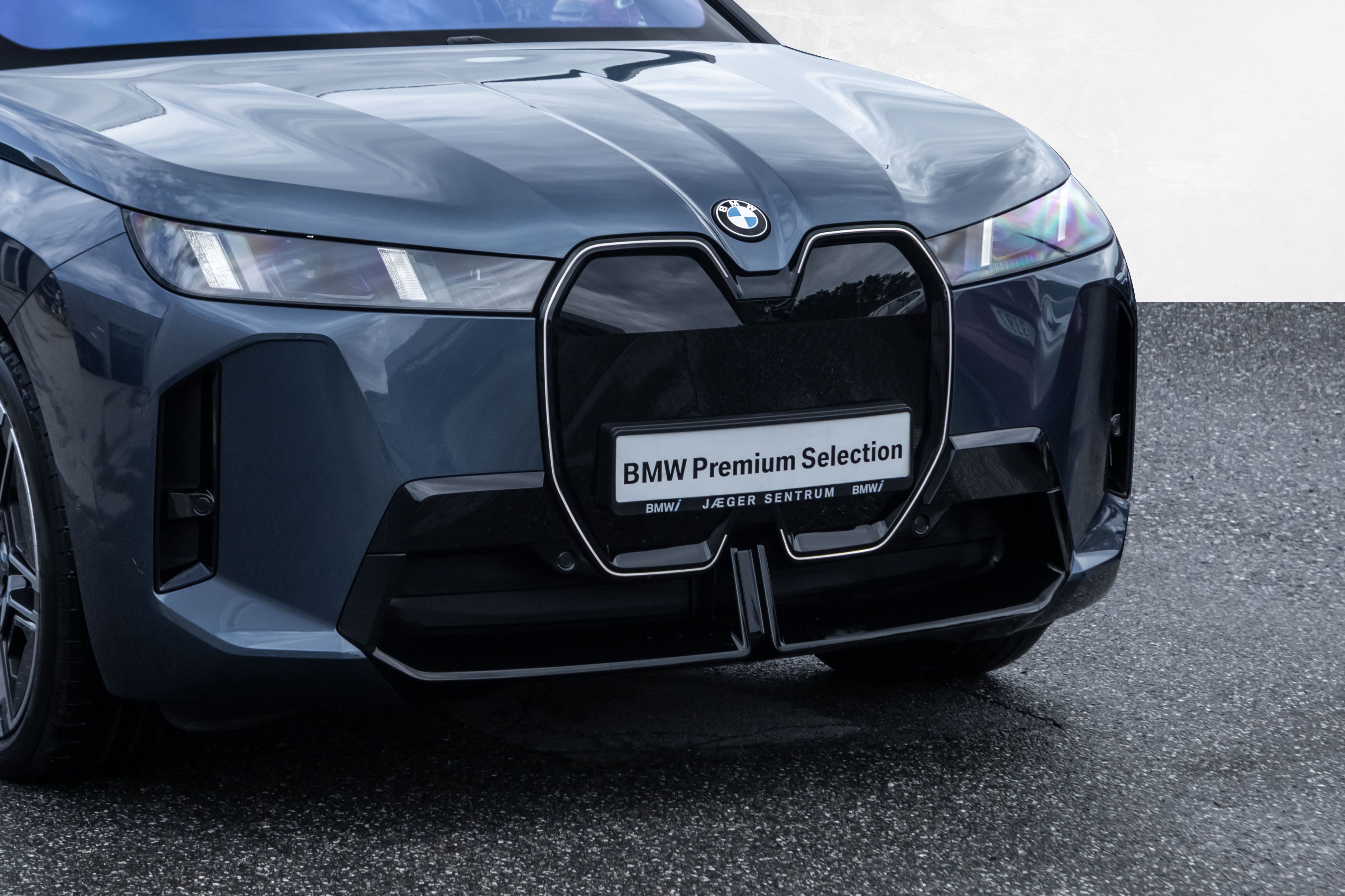 BMW iX xDrive60, 544hp, 2025