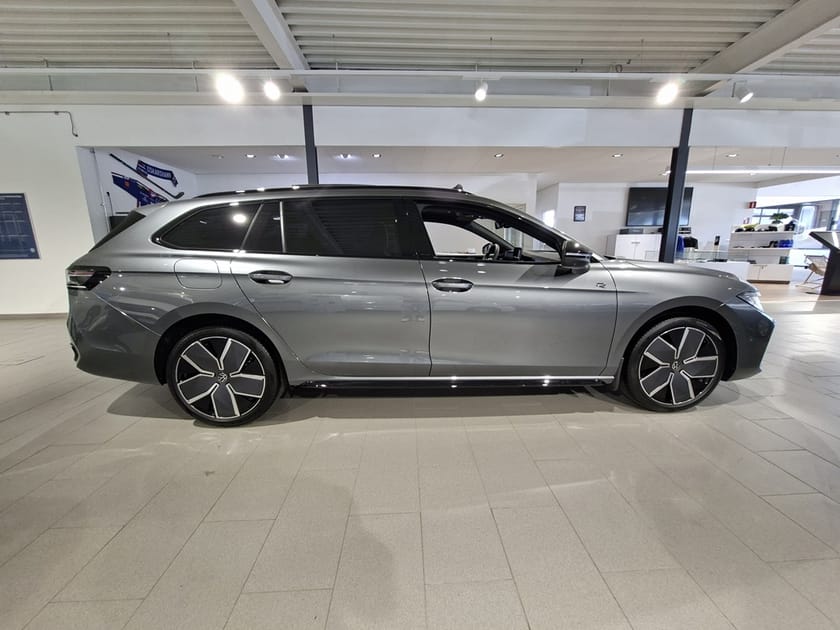 Bild 3 av Volkswagen Passat Variant eHybrid 272 DSG6 R-Line Drag/Värmare