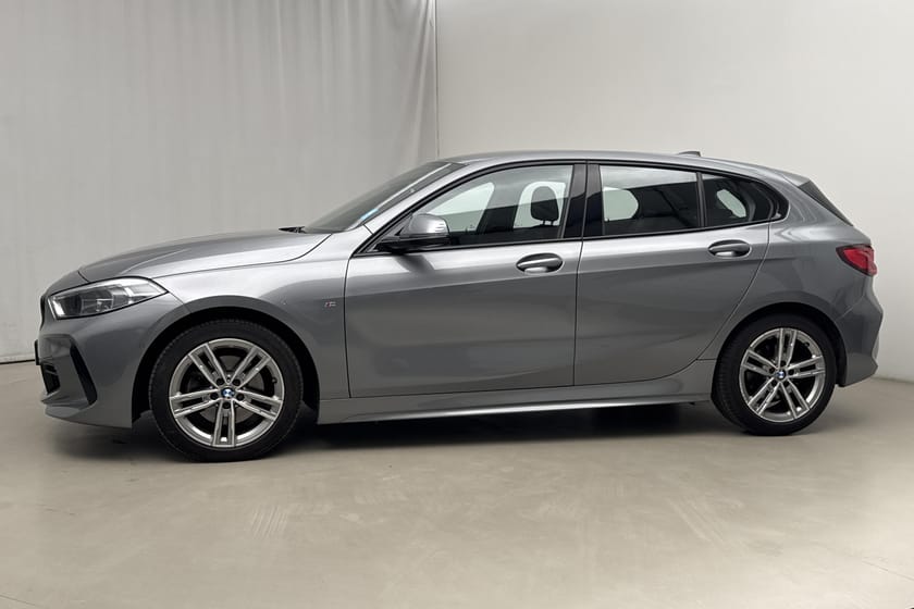 Bild 2 av BMW 118i ERROR{"data":"118 5dr, F40 (136hk)\u001e M Sport GPS HiFi"}