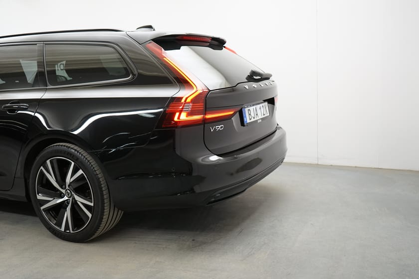 Bild 3 av Volvo V90 Recharge T6 Plus Dark Edition, Taklucka, Dragkrok, HarmanKardon PremiumSound