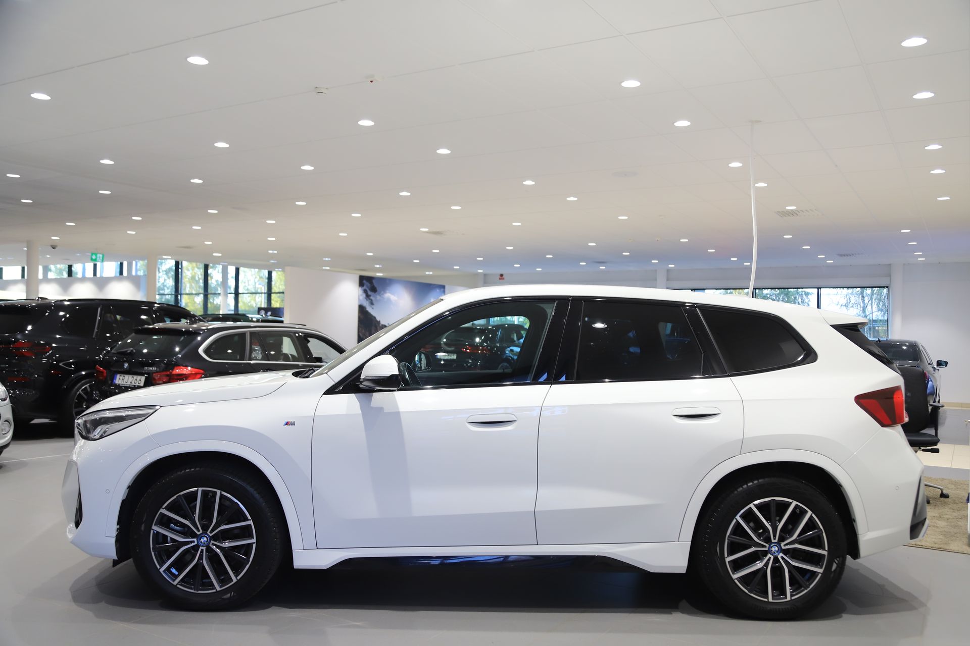 BMW iX1 xDrive30 2023, photo 2/10