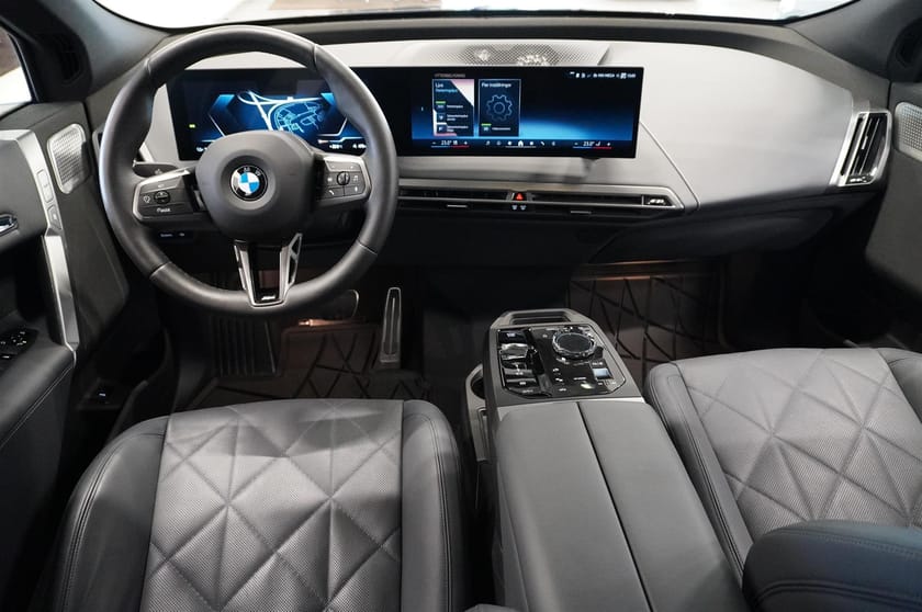 Bild 2 av BMW iX xDrive60 M Sport Pro Supercharged Ed Drag DA Pro B W