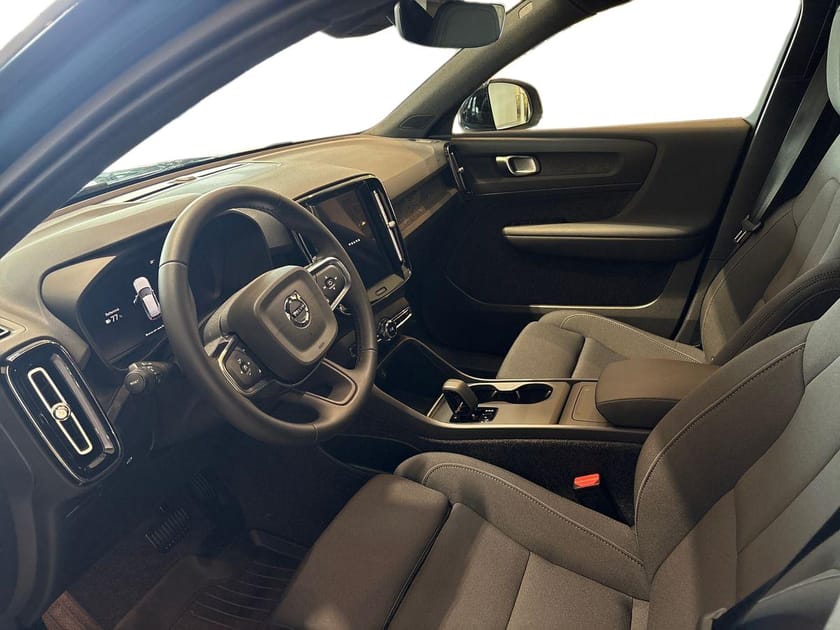 Bild 5 av Volvo EX40 Single Motor Extended Range R Core SE 🟣Parkeringskamera 360, Dragkrok halvautomatisk, 19 tums mörk fälg, Tonade rutor, Adaptiv farthållare