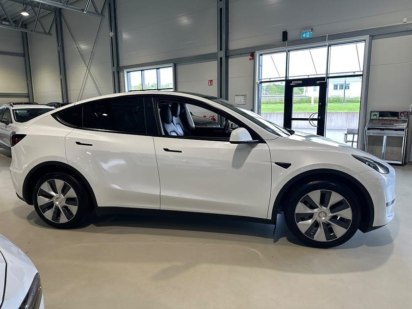 Bild 3 av Tesla Model Y Standard Range RWD 299hk / Dragkrok / MOMS
