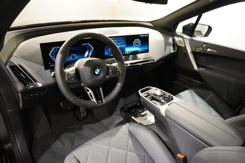 Bild 2 av BMW iX xDrive60 M Sport Pro Supercharged Ed Drag DA Pro B W