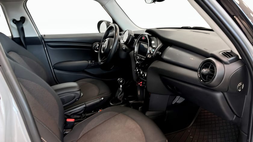 Bild 3 av MINI Cooper 5-dörrar Essential Edition - vinterhjul