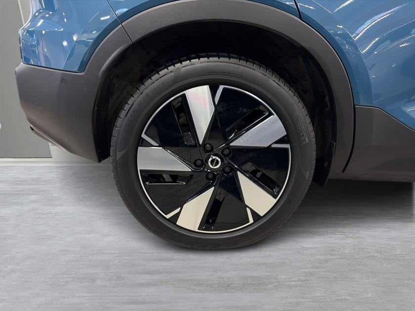 Bild 5 av Volvo EX40 Single Motor Extended Range R Core SE 🔵, Parkeringskamera 360, Tonade rutor, 19" mörk fälg, Dragkrok halvautomatisk