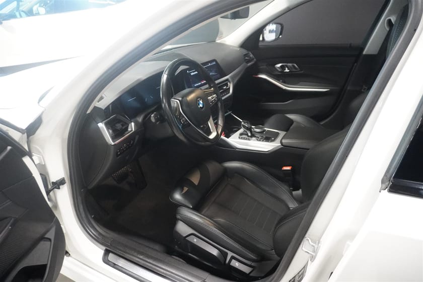 Bild 3 av BMW 330i Sedan 258hk  Sportline Drag 360 HiFi Pano Adaptivfart Navi Rattvärme