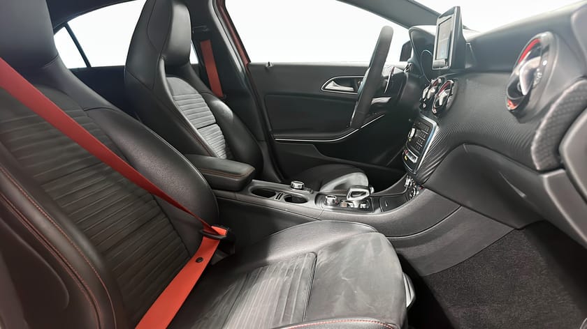 Bild 3 av Mercedes-Benz AMG A 45 4MATIC / Panorama / HarmanKardon