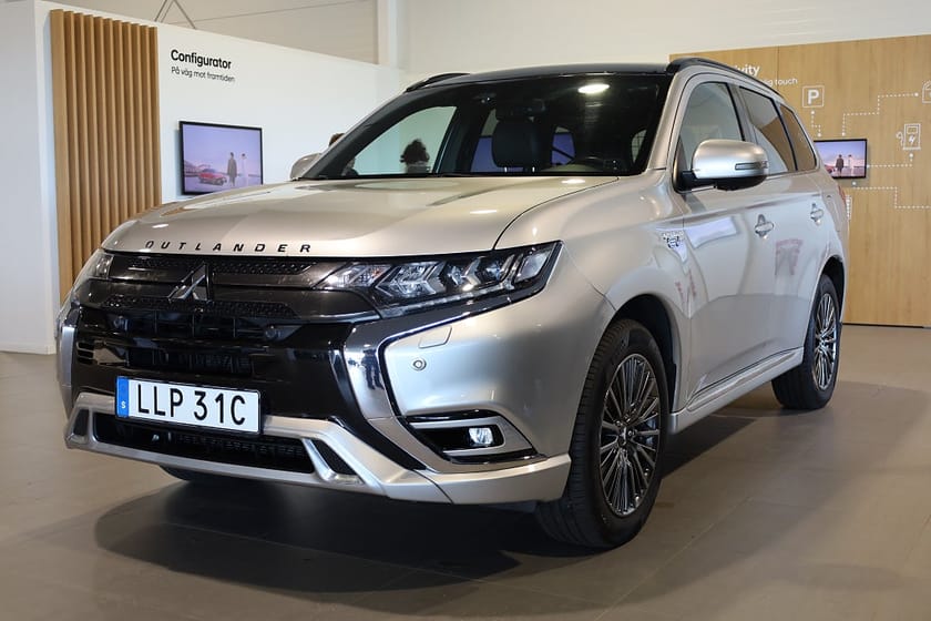 Bild 1 av Mitsubishi Outlander PHEV CVT S-Edition Lucka 360° Navi Läder Drag Rattvärme