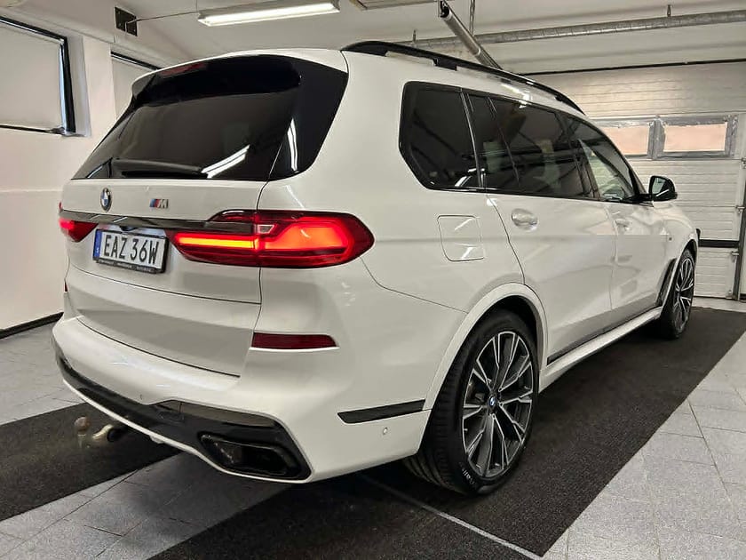Bild 2 av BMW X7 M50d 400 hk 6 sits Panorama Skärmar Drag M Sport MOMS