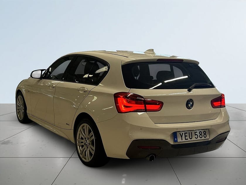 Bild 5 av BMW 118i 5-dörrars M Sport Mvärmare Svart innertak Fhållare S&V