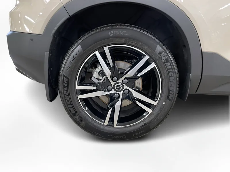 Bild 10 av 16 – Volvo XC40 B4 FWD Bensin Plus Dark