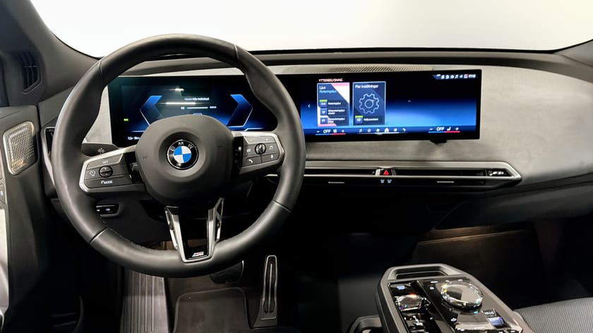 Bild 4 av BMW iX xDrive60 M Sport Soft Close Pano Sky B&W Ventilerade