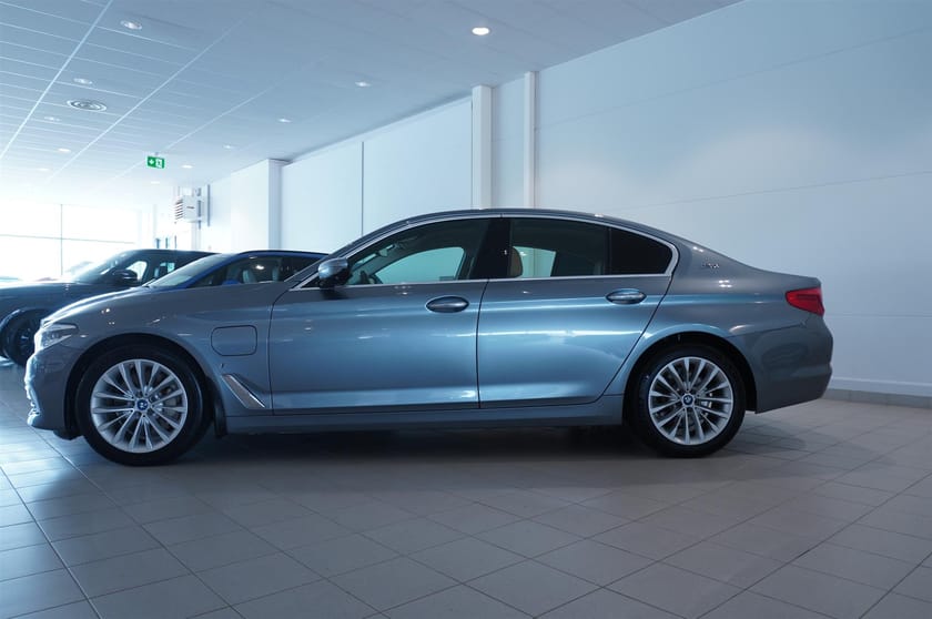 Bild 3 av BMW 530e iPerformance Sedan Luxury Innovation 360° Kamera Läder HUD