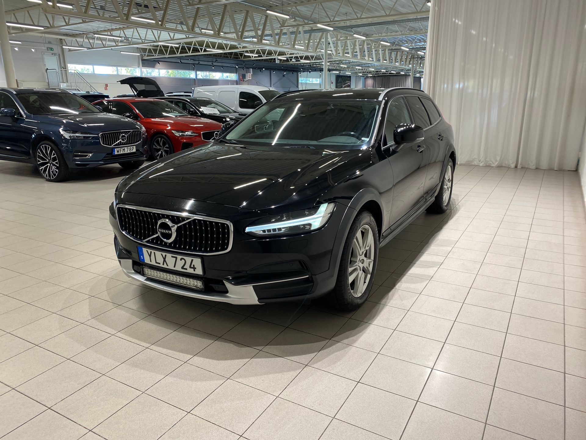 Volvo V90 Cross Country D4 AWD Business 2018, bild 2/10