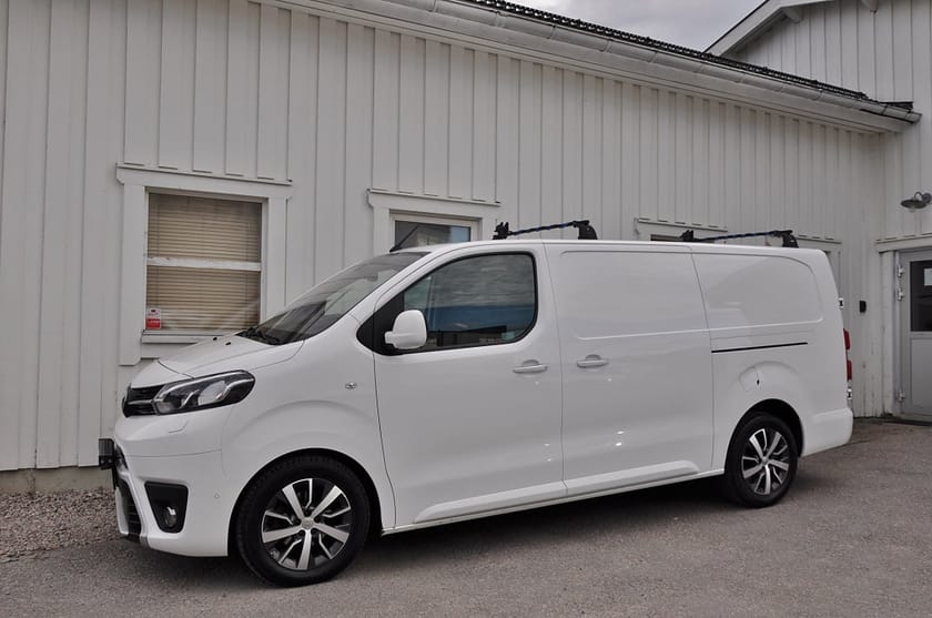 Bild 2 av Toyota Proace 2.0 Lång 2-dörrar 120hk Proffesional Värmare Drag HUD