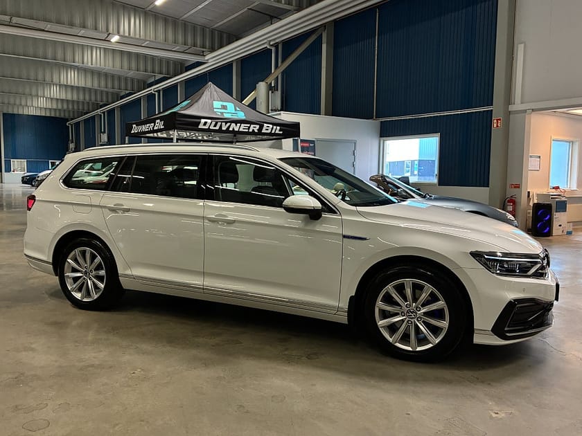 Bild 2 av Volkswagen Passat Sportscombi GTE | Executive | Cockpit | Drag | V-hjul