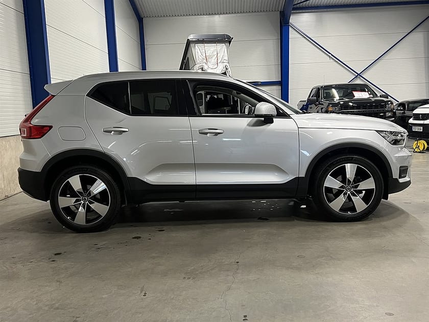 Bild 3 av Volvo XC40 T3 Manuell 156 HK / Momentum Pro / Panorama / harman kardon /