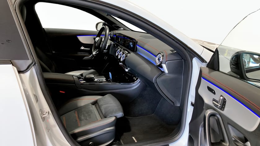 Bild 3 av Mercedes-Benz CLA 250 e COUPÉ / AMG / Pano / Burmester