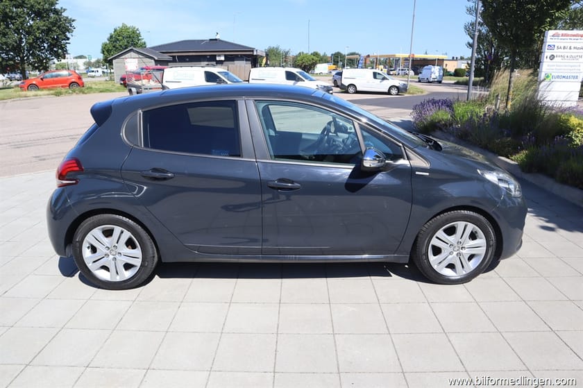 Bild 1 av Peugeot 208 PureTech 5dr 82hk Automat Style Panoramatak Svensksåld