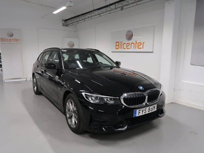 Bild 3 av BMW 330e Touring Sport line V-Däck ingår Drag-Navi-CarPlay-Rattv