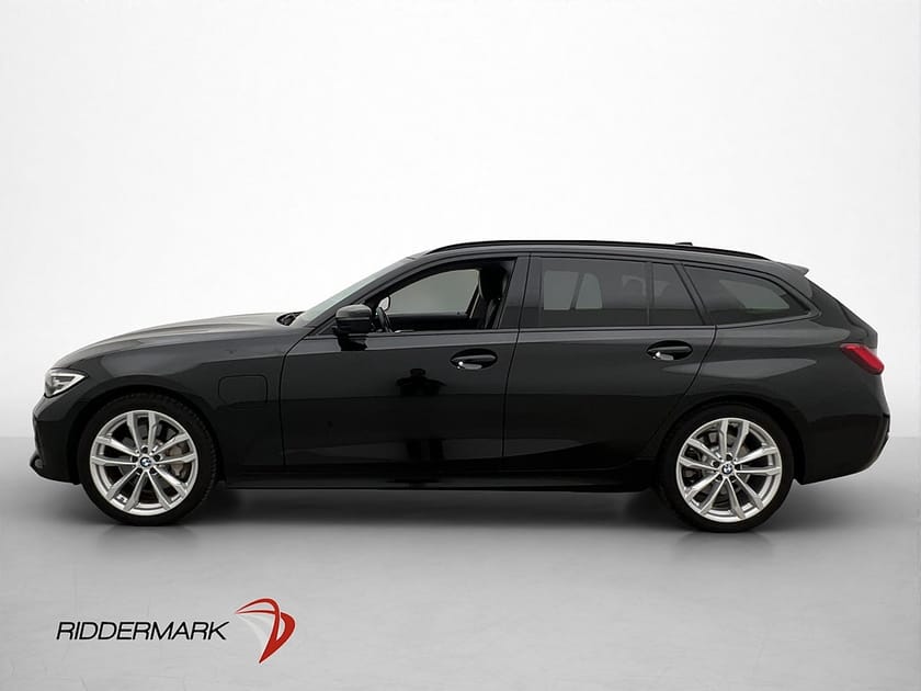 Bild 4 av BMW 330e xDrive Touring 330 292hk Cockpit Navi Drag Halvskinn Carplay