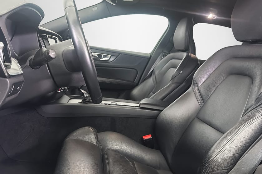 Bild 5 av Volvo V60 D4 R-Design | HuD | H/K | Pano | 360 Kamera