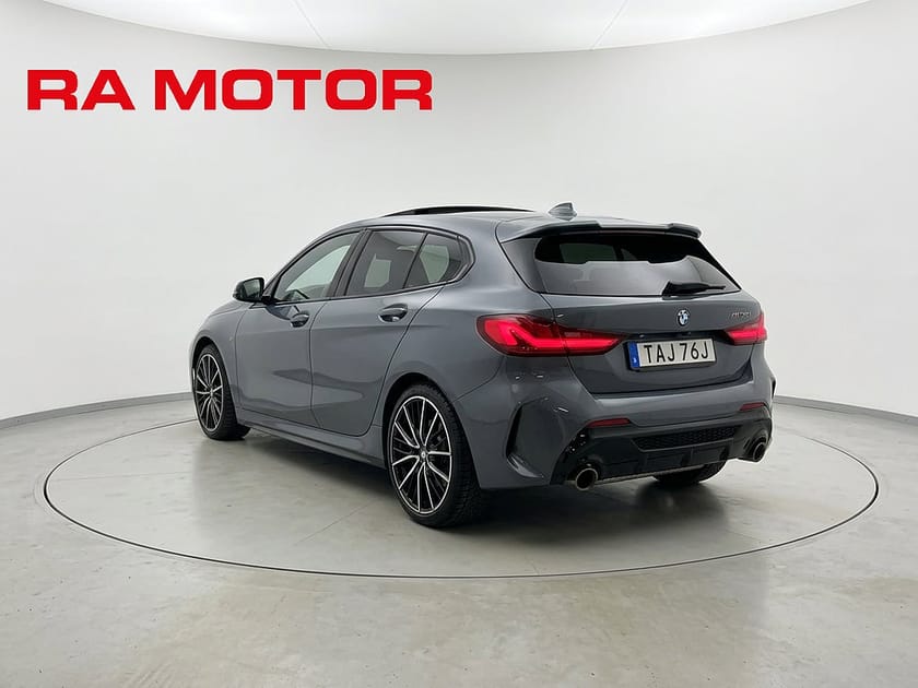 Bild 4 av BMW M135i xDrive 306hk M Sport| Pano | H/K | Skalstolar | Adaptiv