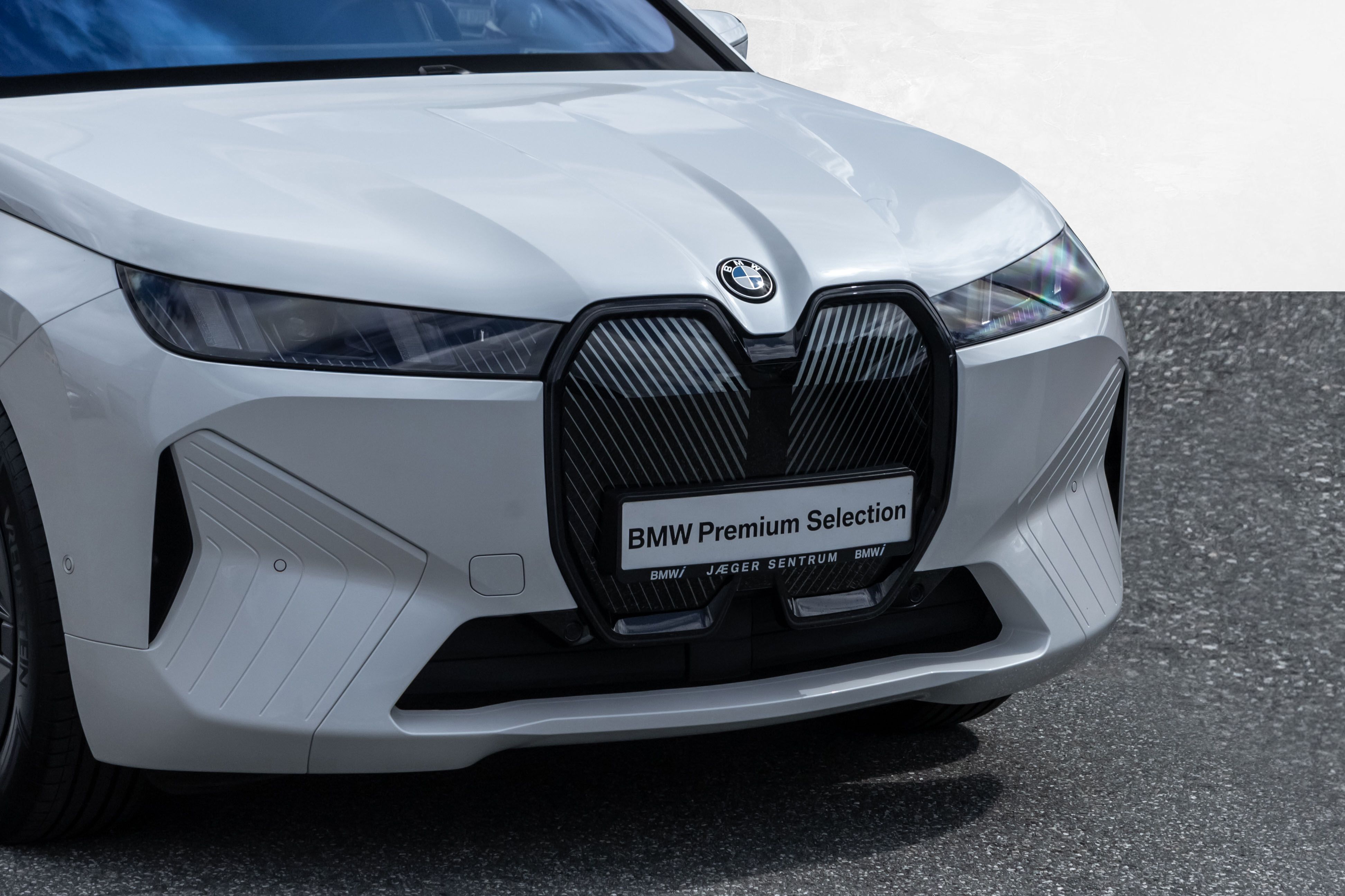 BMW iX xDrive60, 544hp, 2025