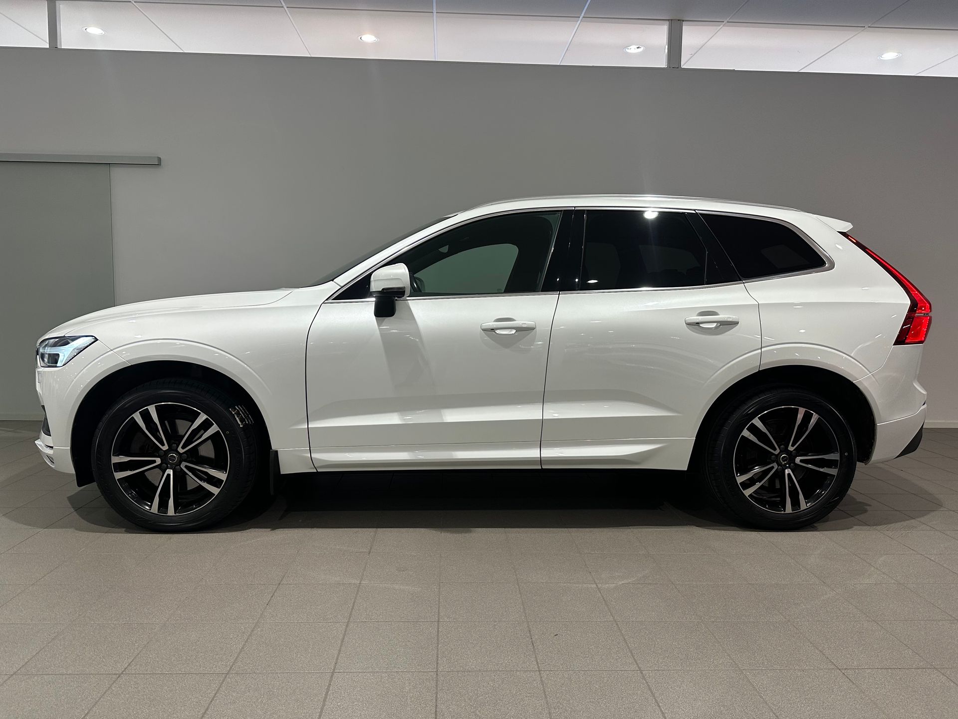 Volvo XC60 D4 Momentum Advanced SE 2019, bild 2/10