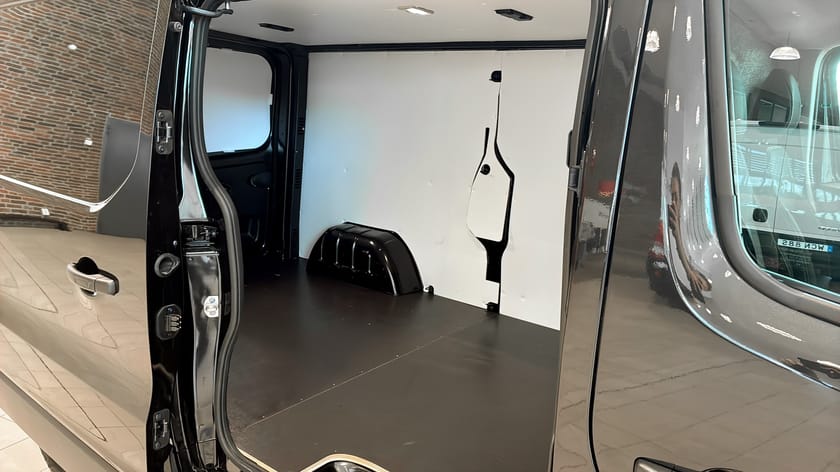 Bild 5 av Renault Trafic Skåpbil L2H1 170 hk Special edition !