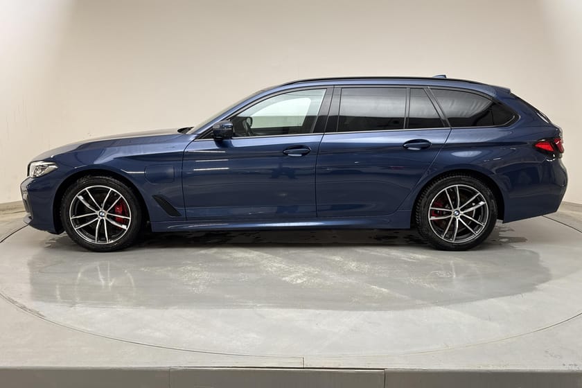Bild 2 av BMW 530e Touring LCI 292hk M-Sport GPS Läder Drag Moms