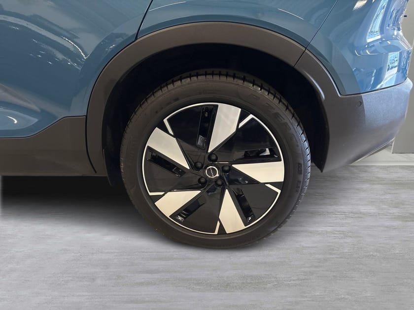 Bild 5 av Volvo EX40 Single Motor Extended Range R Core SE🟣Parkeringskamera 360, Textilmattor, 19" Silver open spoke