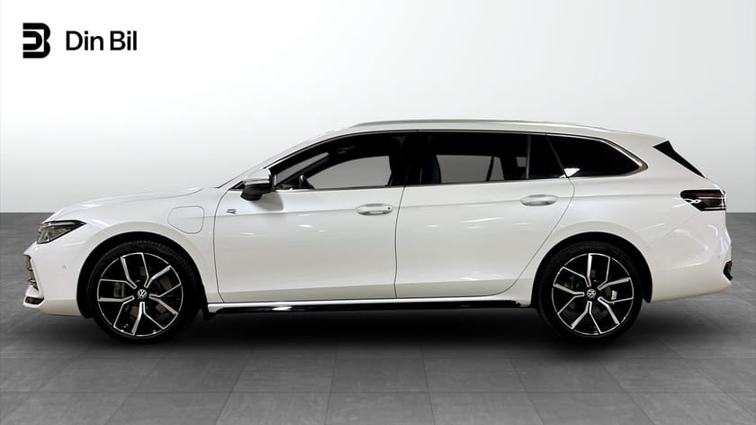 Bild 3 av Volkswagen Passat Variant eHybrid 272hk DSG/R-Line/Panorama/Läderklädsel/Har
