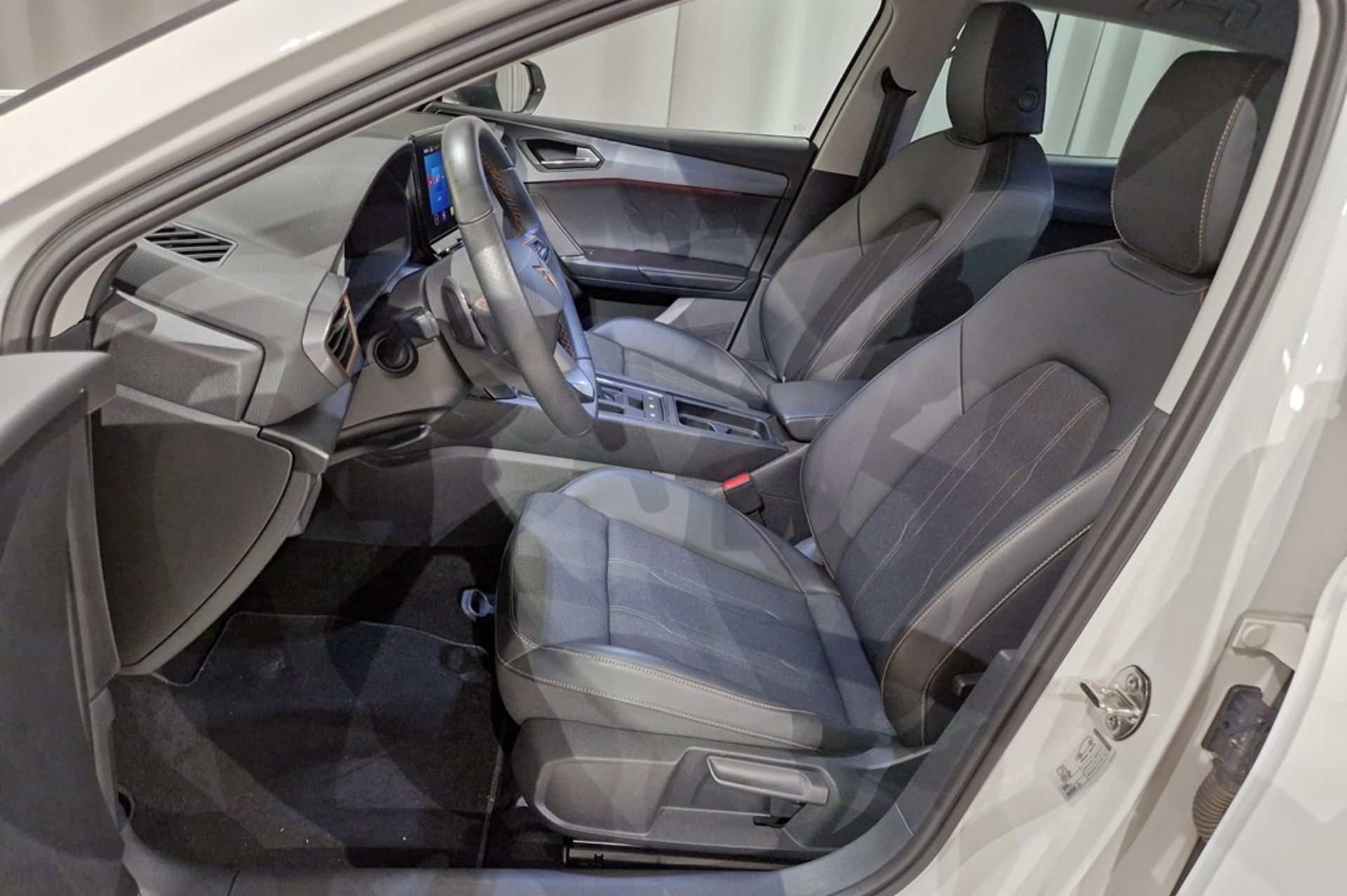Cupra Leon 1.5 eTSI 2024, photo 6/10
