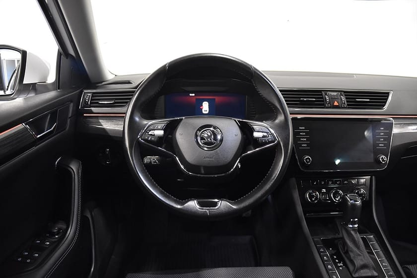 Bild 2 av Škoda Superb iV Kombi 1.4 Plug-in Cockpit B-värm Adaptivf Moms Drag